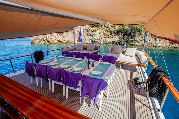 Aft deck ‘Al Fresco’ dining area & bar